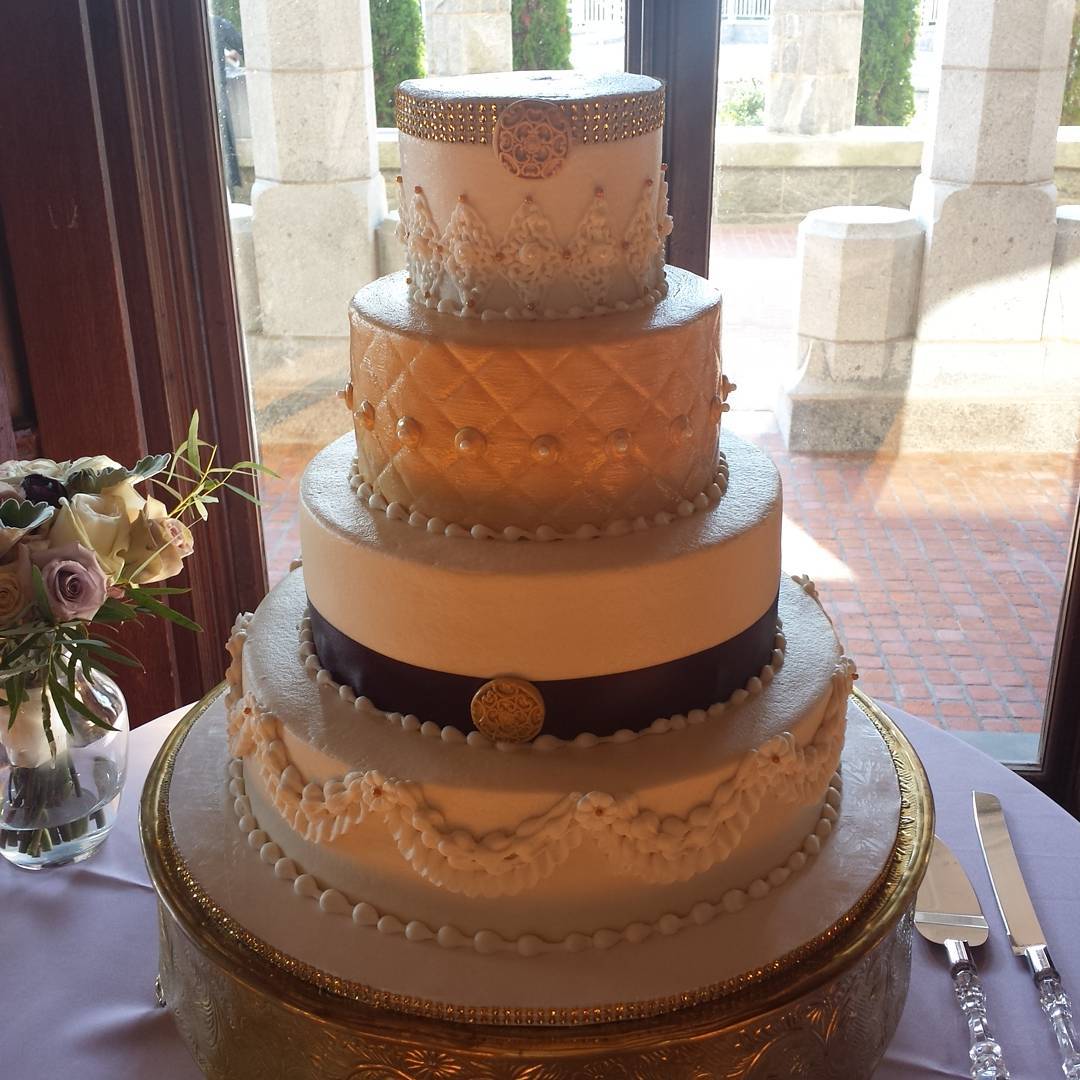 Great gatsby themed wedding cake on a lovely summer