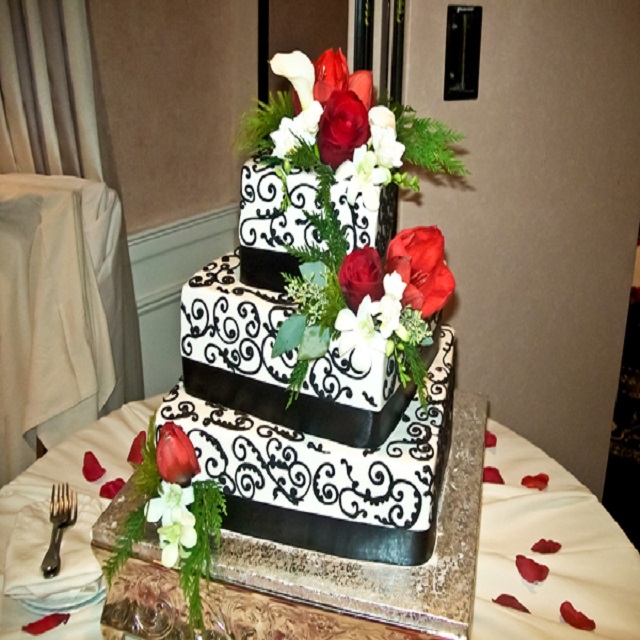 Black and White Cake with Flowers #wedding