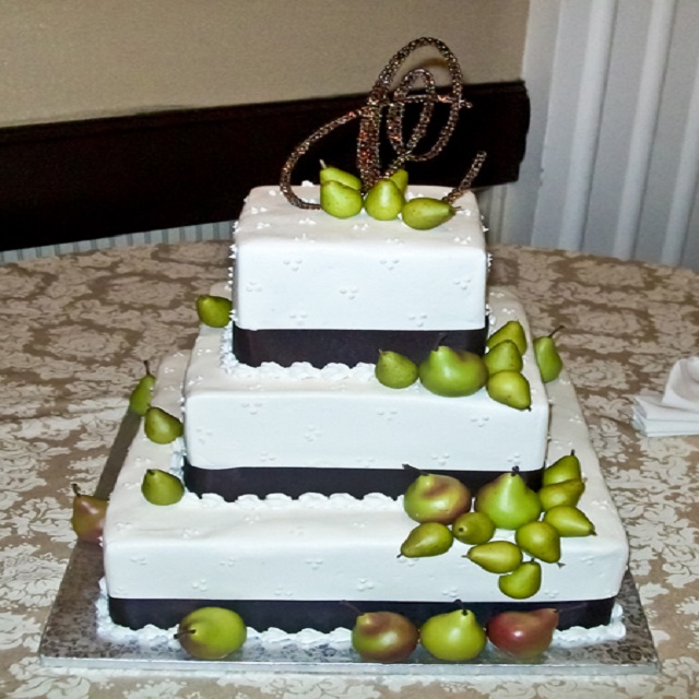 Simple Cake with Green Fruits #wedding