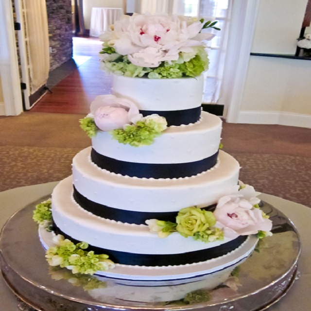 White Cake with Black #wedding