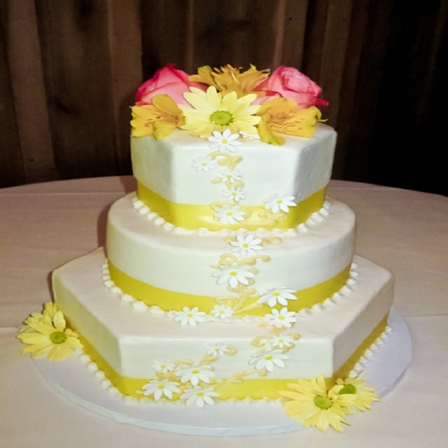 White cake with yellow #wedding