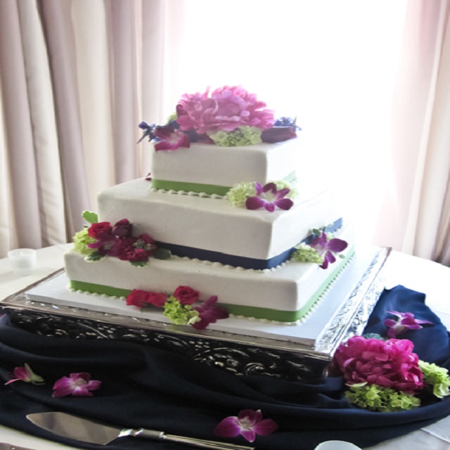 White and Green Cake with Flowers #wedding