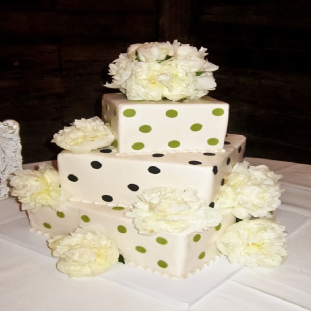 Cake with Dots #wedding