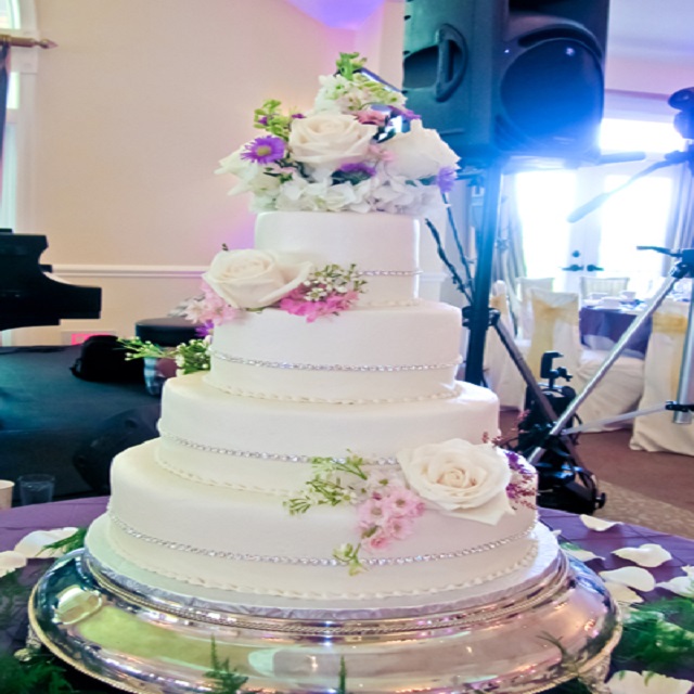 White cake with Flowers #wedding