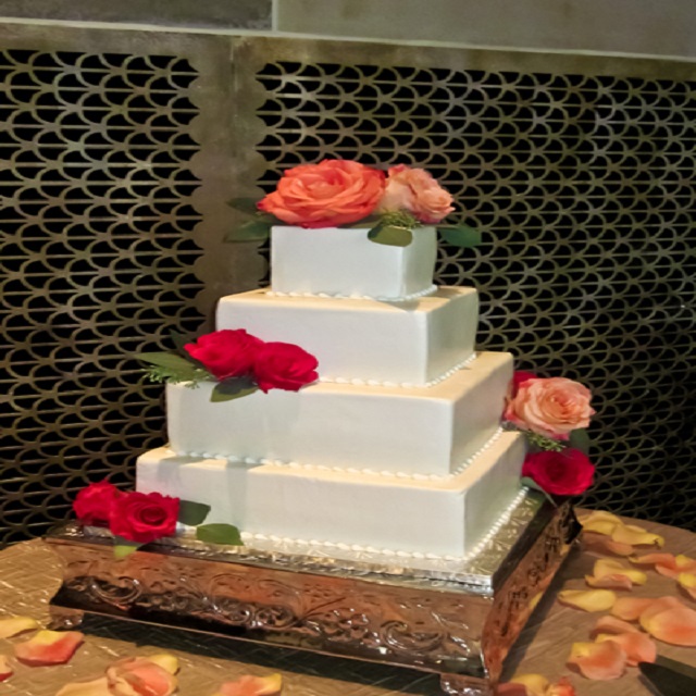 Cake with Red Roses #wedding