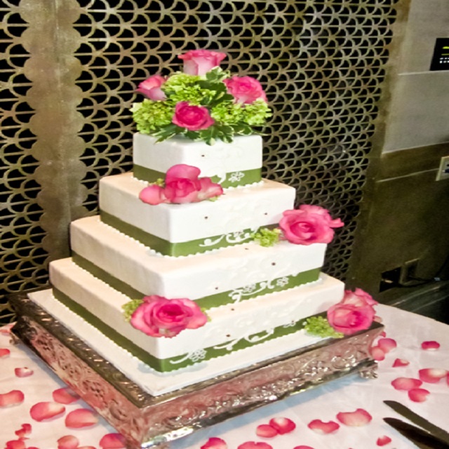 White Cake with Pink Roses #wedding