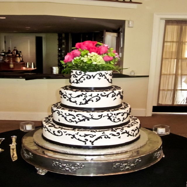 Cake with Black Design #wedding