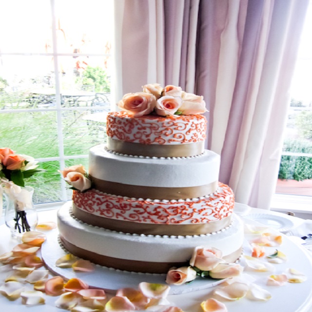 Cake with Roses #wedding