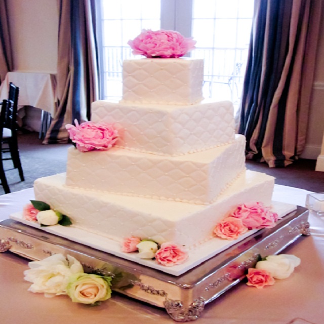 Cake with Pink Roses #wedding