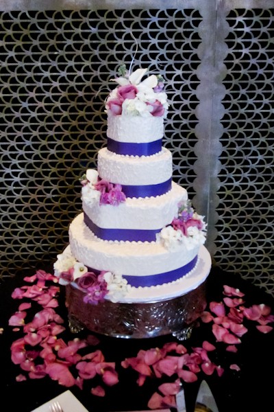 Cake with blue ribbon #wedding