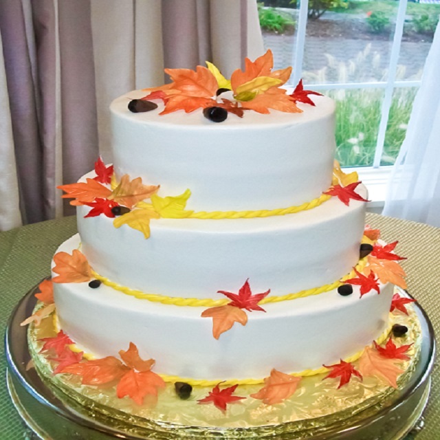 White cake with Yellow Rope Design #wedding