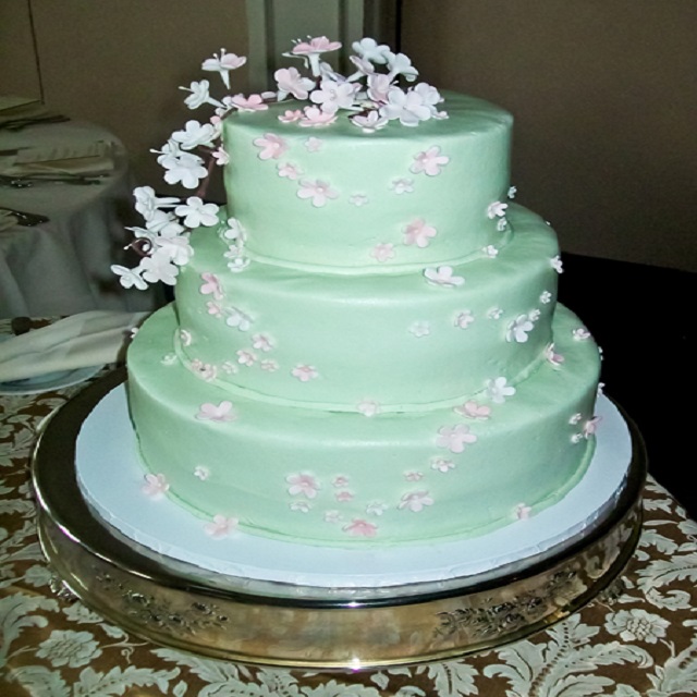 Lightgreen Cake with Flowers #wedding