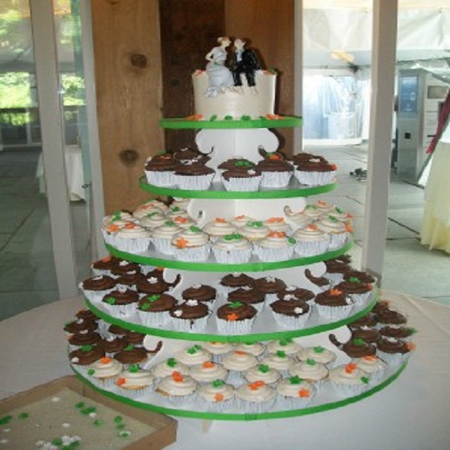 White and Brown with Green #cupcakes