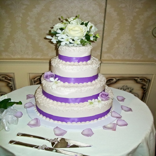 Cake with Purple ribbon and White Flowers #wedding