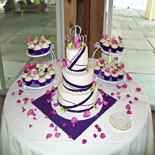 Cake with Cupcakes #wedding #cupcakes