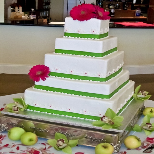 Cake with Green Ribbon #wedding