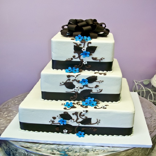 Cake with Blue Flowers #wedding