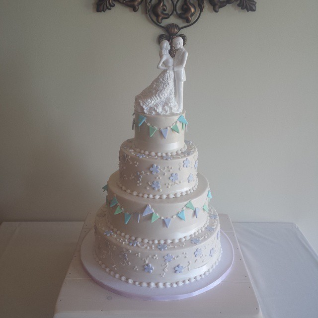 Love this fun cake @seaonsattradition -#wedding