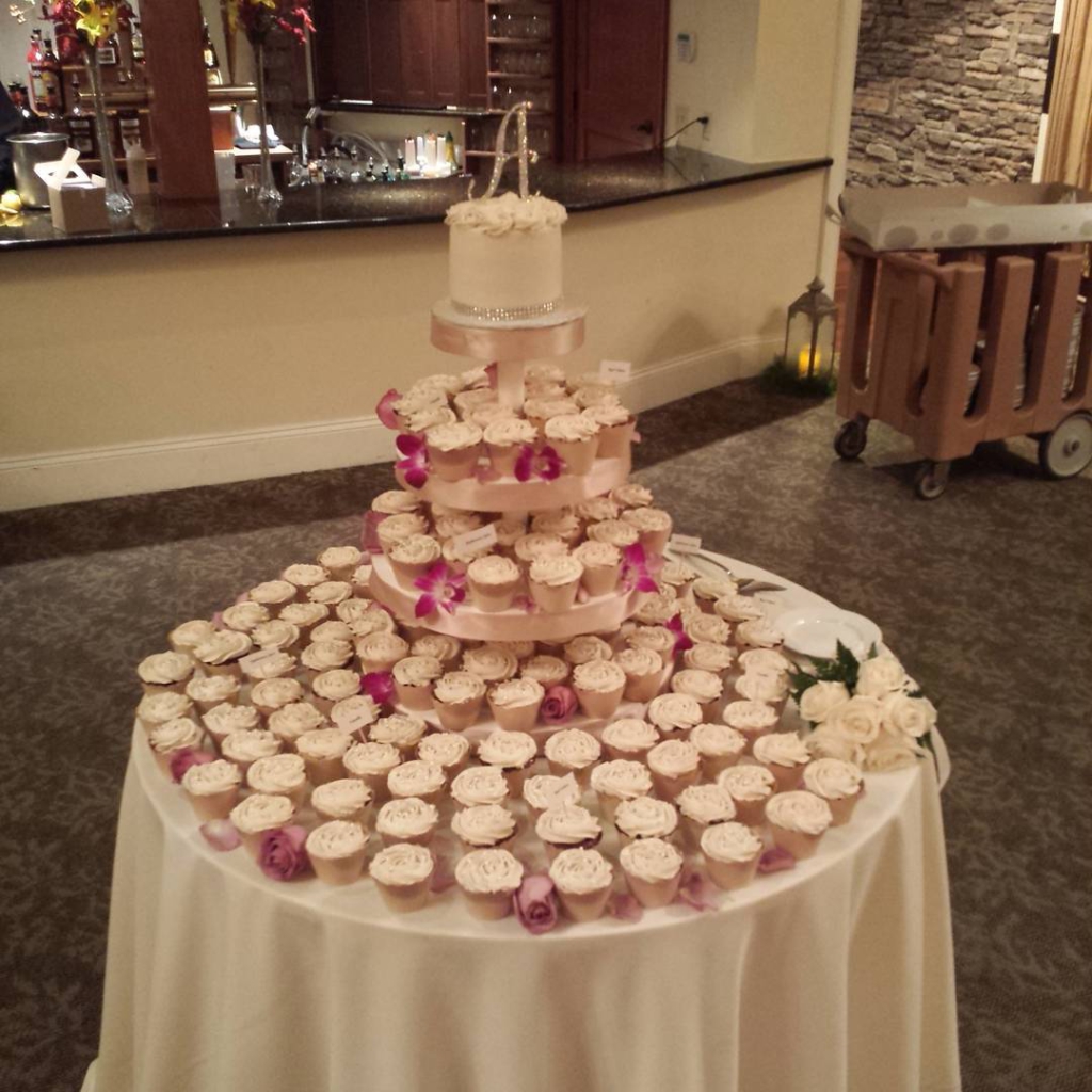 Beautiful cupcake display! #wedding #cupcakes