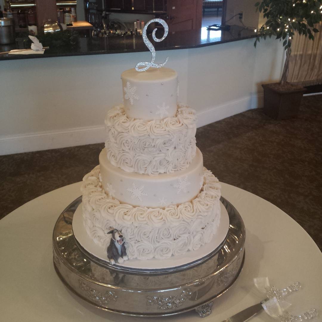 Beautiful wedding cake @riverhouse55  What's that peeking out from the base? ? #wedding