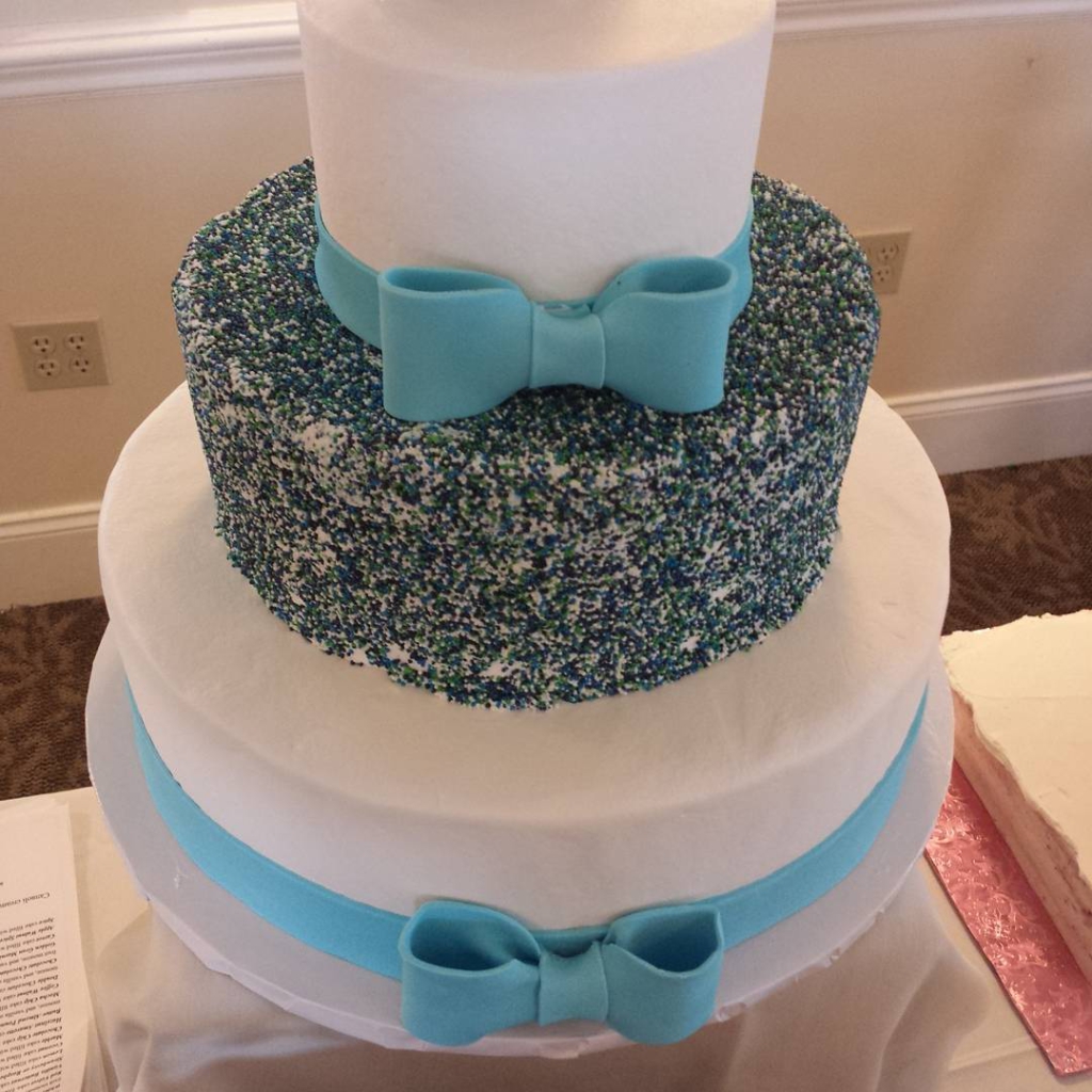 Fun confetti cake #wedding
