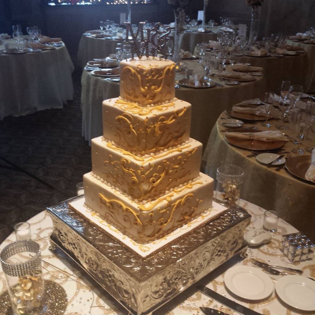 Gorgeous gold and creme -#wedding @thesocietyroomofhartford the