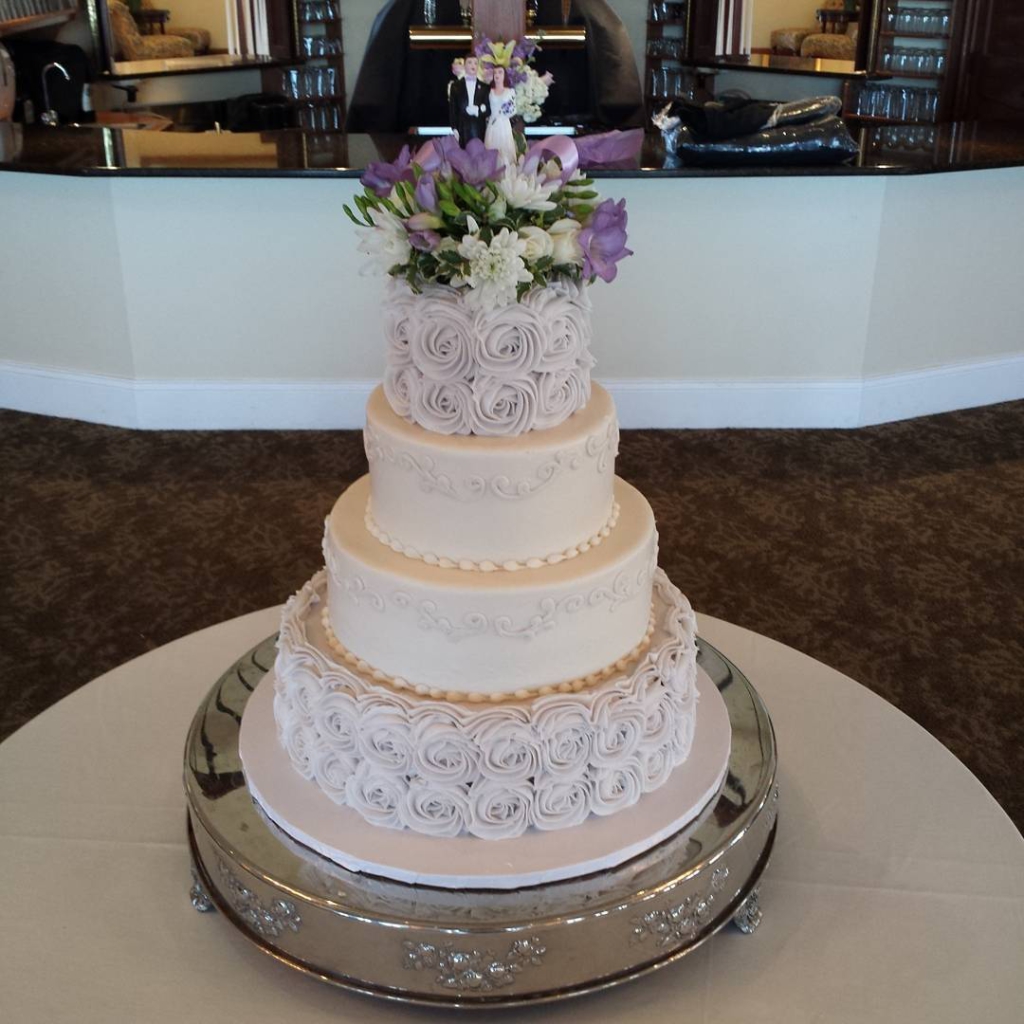 So lovely -lavender roses #wedding