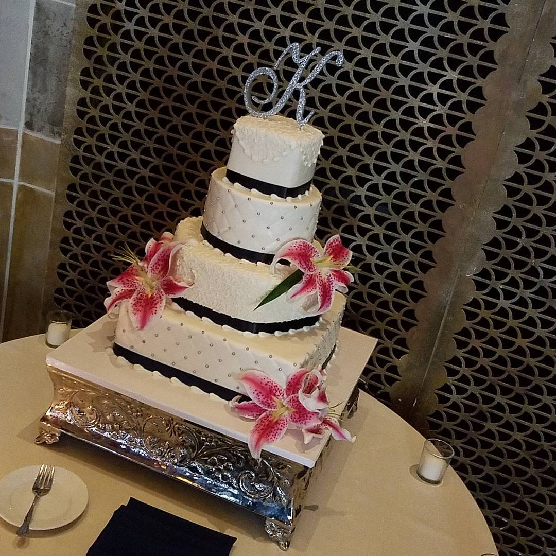 Beautiful classic wedding cake @thesocietyroomofhartford #specialty