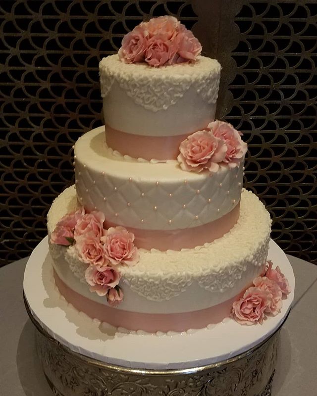 A gorgeous traditional #specialty wedding cake to brighten up a dreary afternoon