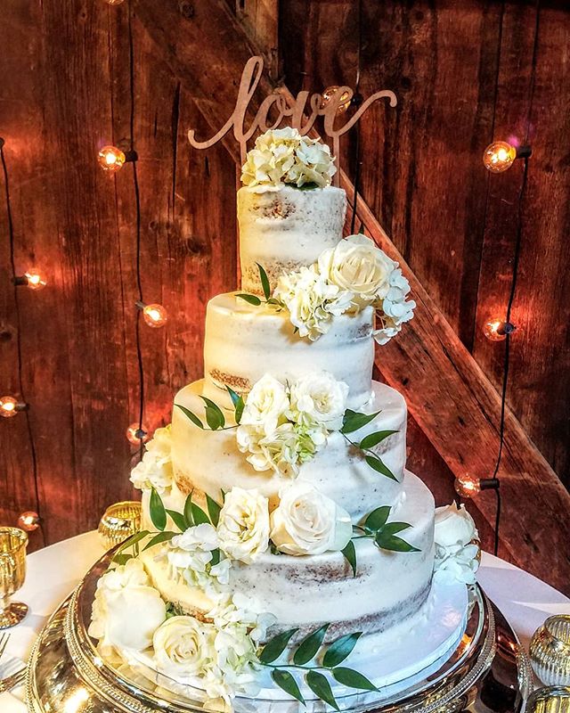 Perfect cake for a #barnweddings!