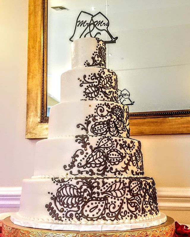 Custom designed 5 tier cake on this #weddingwednesday –