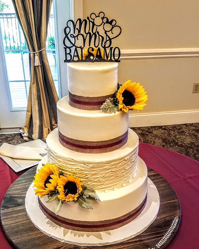 Happy Sunflower Sunday! Love this classic #fallweddingcake !