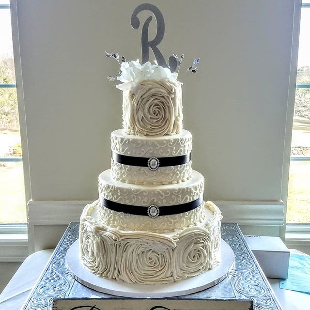 Love the details on this elegant #buttercreamcake from this past weekend #weddingwednesday