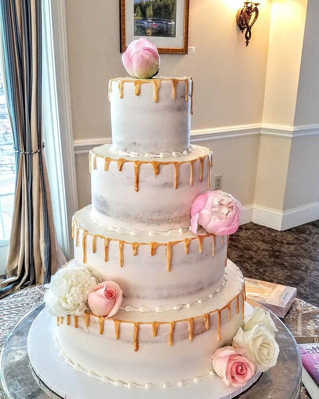 #weddingwednesday ! Love this scraped naked cake with an accent of gold
 Pink peonies complete the vision