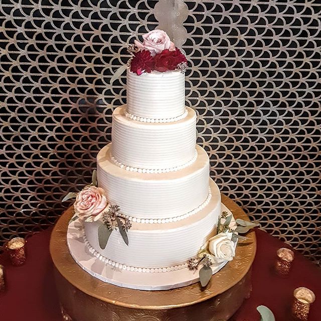 Simple but elegant wedding cake from the weekend #specialty