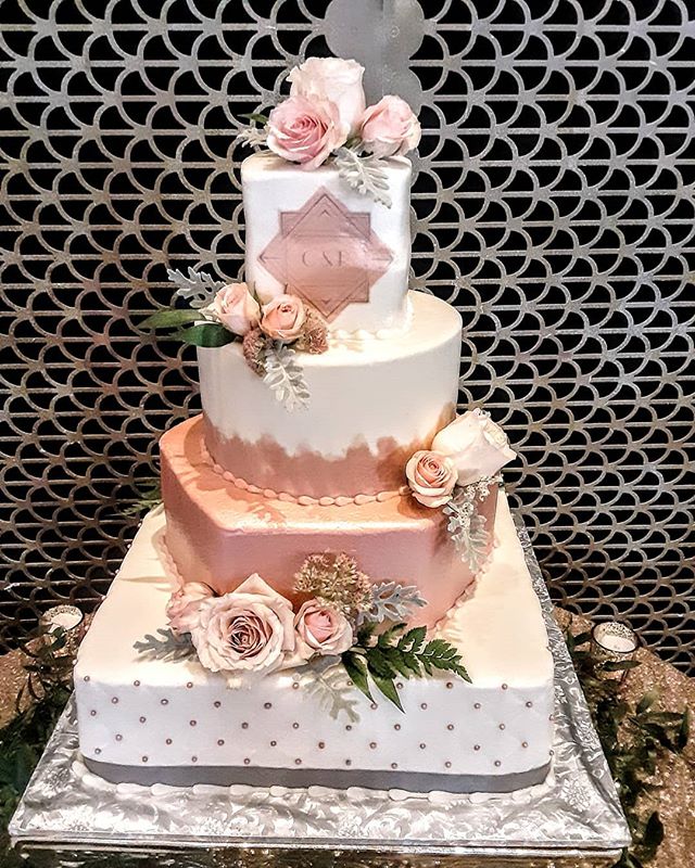 Happy Monday! We are swooning over this  #rosegoldweddingcake from this past Saturday #specialty
