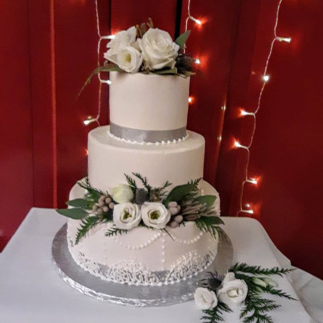 A #winterwonderlandwedding cake to celebrate a sweet couple!