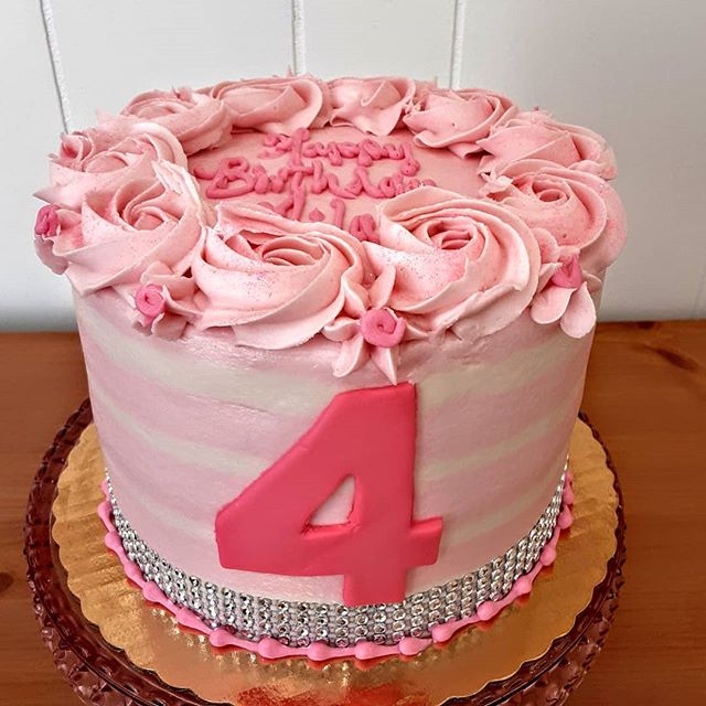 One pink sparkly #birthdaycake coming right up!
