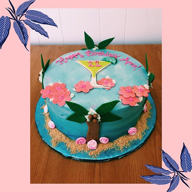 This Caribbean cake has us dreaming of sunnier spaces and warmer places 🌊🍸☀️ #specialty #21stbirthday #margaritaville